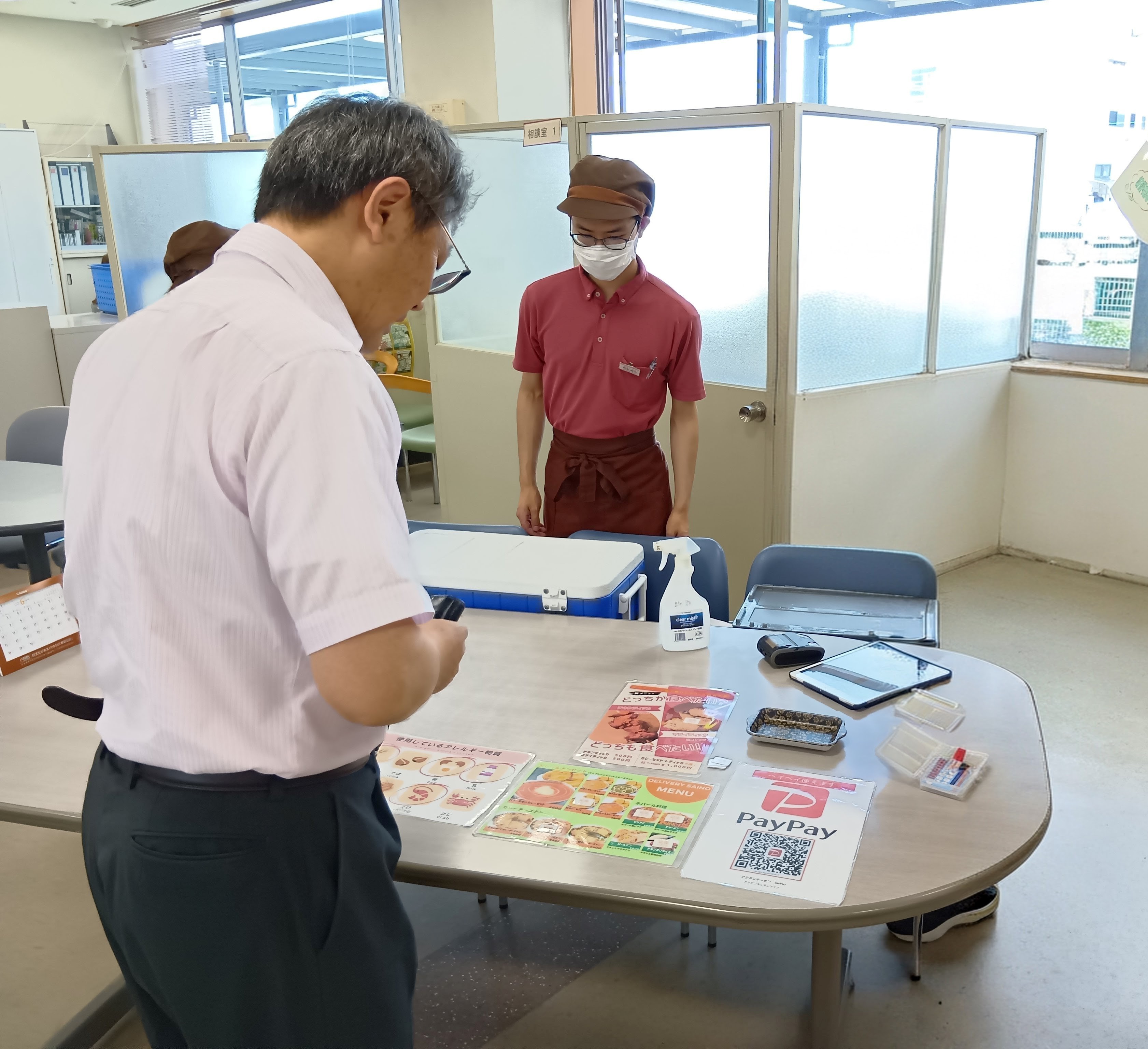 過去に展示した作品の写真。手芸作品や折り紙で作られた兜、ちぎり絵、絵手紙などが写っている。