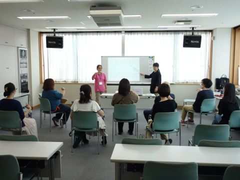 手話ボランティア養成講座の様子。聴覚障がい者と健聴者がふたりで講師を務めている。