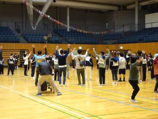 スポレクの様子。参加者全員で音楽に合わせて輪になって踊っている。