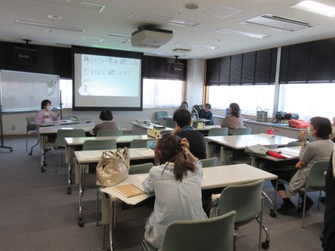 要約筆記ボランティア養成講座の様子。難聴の方と健常の方々が講師を務めている。