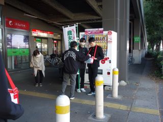 ジュニア奉仕団が商業施設で街頭募金活動を行っている様子。