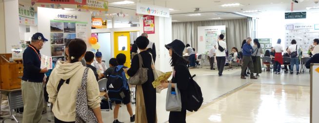 福祉展の様子。多くの来場者が、ボランティアグループの体験ブースで体験をしている。