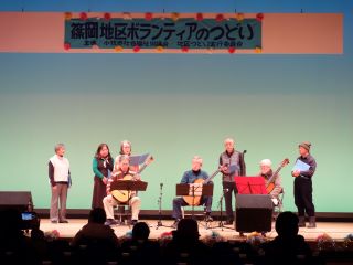 地区ボランティアのつどいの様子。芸能ボランティアの演奏。