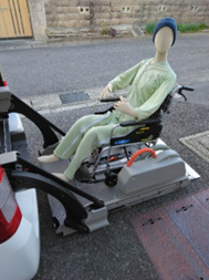 画像車椅子車へのリフトアップ写真