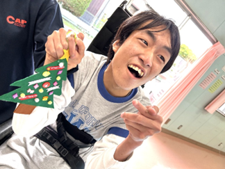 画像紙のクリスマスツリーをもっている写真