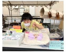 手作り革細工を販売中の写真