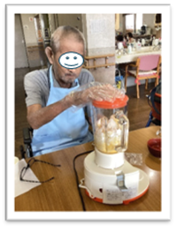 料理教室の画像3ミキサーを使うようす