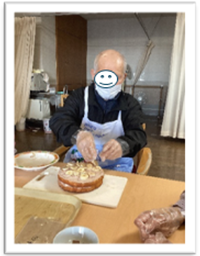 料理教室の画像5デコレーションするようす