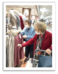 画像イオンでお買い物をしている写真