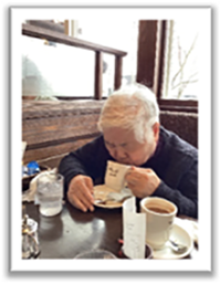 画像喫茶店で飲食するようす