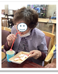 ストローを使ったリクリエーションの写真1