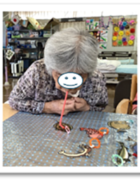 ストローを使ったリクリエーションの写真2