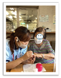 ネイルをしてもらう様子