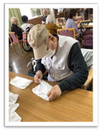画像洗濯物をたたむようす