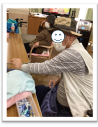 画像洗濯物をたたむようす