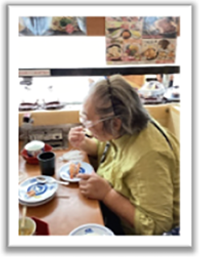画像回転ずし店で食事する写真