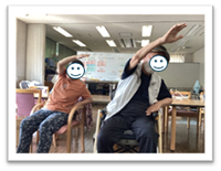 画像椅子に座りながら体操する1