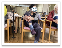 画像椅子に座りながら体操する4